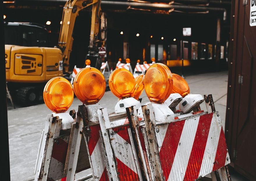 Abgesperrte Baustelle mit Warnleuchten – Baustellenüberwachung