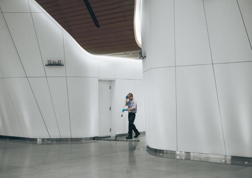 Gereinigte Halle in einem Gebäude – Gebäudereinigung