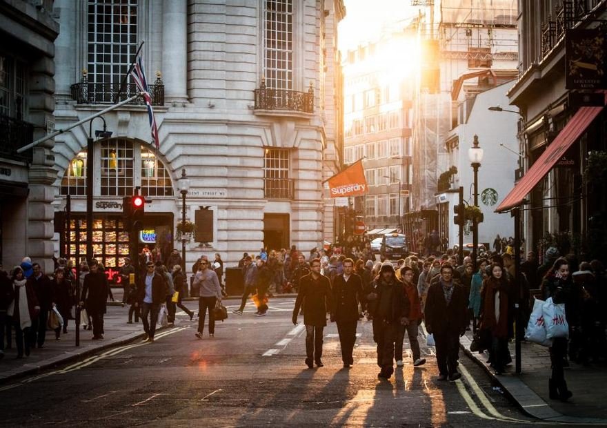 Belebte Innenstadtstraße – Dienstleistungen für die öffentliche Sicherheit