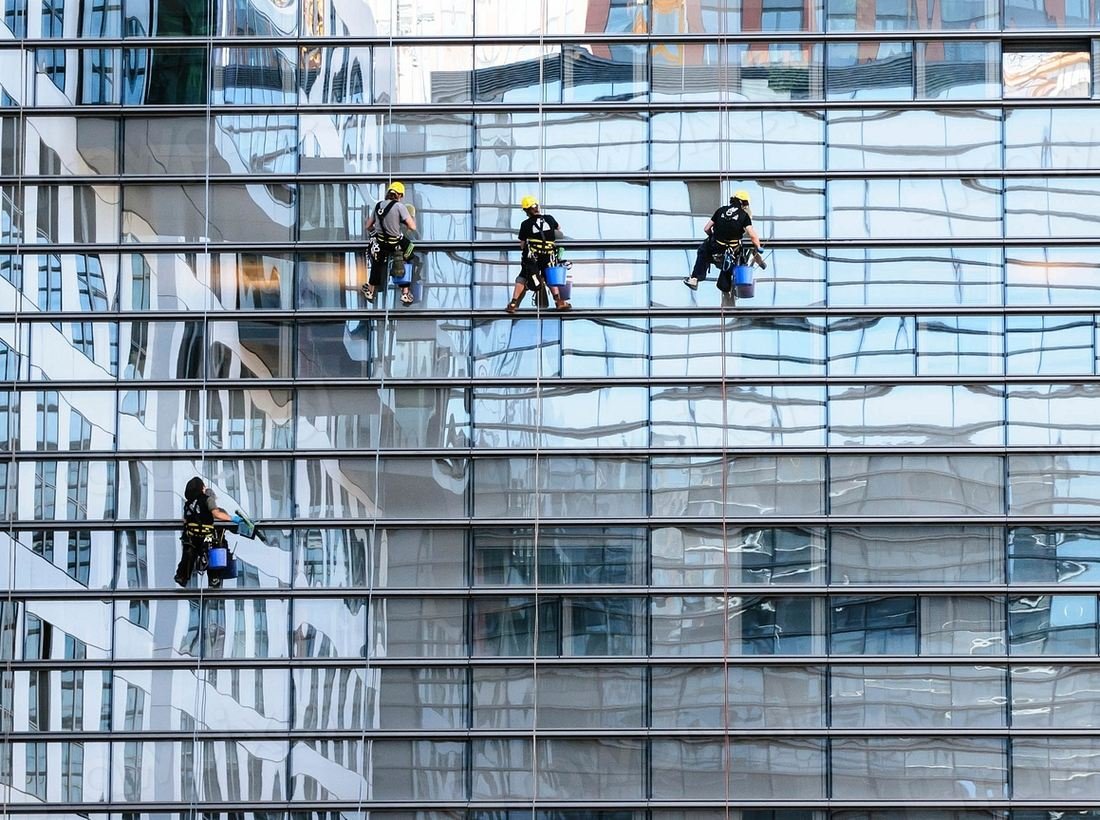 Arbeiten an der Fassade eines Gewerbeobjekts